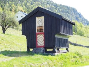 5. Langs Kleivgrendsvegen staan nog mooie oude boerderijen en huizen. Hier een stabbur uit 1823. Dat is een Noorse voorraadschuur bij een boerderij. Men bewaarde hier meel en graan op de 2e etage en gerookt vlees en gezouten vis op de 1e etage. De stabbur staat op palen om vocht te vermijden en de komst van muizen en ratten. Vorstvrij is een stabbur niet.