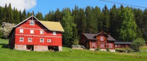 7. Met langs de weg prachtige authentieke houten huizen en boerderijen