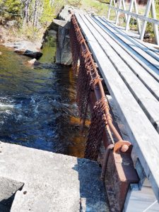 13. Wellicht hangen de kabels onder de brug om hout, dat bergafwaarts kan stromen, in banen te leiden?