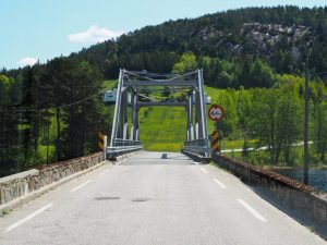 13. Op de V355 vinden we weer eens een klein parallel-weggetje. Dit bruggetje nodigt ons uit om daar op te duiken