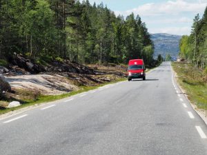 19. En dan eens iets totaal anders. Een postauto in een verlaten regio. Maar... even later stond er een vrouw langs de kant van de weg met een brief in haar hand. Zij wachtte op de postauto die we net gepasseerd waren!