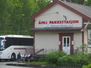 24. In het liefelijke dorp Ămli stoppen we tegenover het busstation, waar collega's van Marco pauzeren in de zon. In het dorp wonen veel vluchtelingen die samen met Noren boodschappen doen