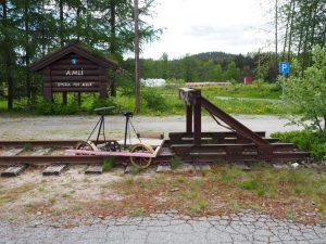 26. We stoppen in Simonstad op V415 bij de gedenkplaats van de stoomtreinen die vroeger naar Arendal reden met houtvracht