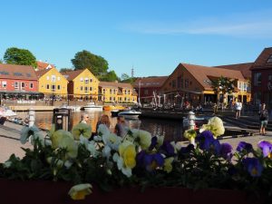 45. We gaan uit eten in het restaurant-centrum waar bootjes in en uit varen met eters. Super gezellig