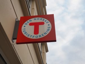 47. We staan voor de DNT-winkel, maar die is gelukkig, voor onze portemonnee, zo laat op de avond gesloten 