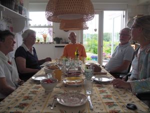 Ab en Ine wilden naar de Visafslag in Den Oever en kwamen een bakkie doen. Maar... toen zij onze kamer in liepen, zaten Jan en Annelies daar spontaan al aan de koffie en gebak. Van elkaar wisten ze niet dat "WH20" op't programma stond. De mannen van De Joffers babbelen al net in zo'n rap tempo, dus het was hier een heerlijke kakefonie.