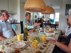 De wijn ontbreekt natuuuuuuurlijk niet tijdens deze lunch. Gelukkig is Jan ook geheelonthouder, dus ik ben niet in mijn uppie aan té gezond sap. Misschien praat ik daarom wel met mijn handen ;-)