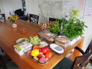 8. Vandaag krijgen we een veganist op bezoek. Ik heb 10 verschillende kruiden uit onze tuin geplukt. Daarnaast staan zaden en gedroogd fruit. De koelkast is afgevuld met vers fruit en groenten. In de bijkeuken struikelen we over de bonen ;-)