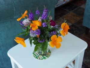 Om de paar dagen verse vaasjes met tuinbloemen, die per week wisselen van kleur en soorten