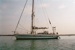 11. Onder de kiel hebben we nu nog ruim water. Als we met de bijboot naar Blakeney willen, moeten we opschieten. Want de stroom is té sterk om te roeien en voor de motor hebben we voldoende diepte nodig