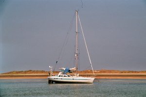 15. We vallen van 't eerst in ons leven droog. Spannend! Våghals valt op haar neus, alsof ze een eitje is. Totdat we Arka in 2016 verkopen, weten we dat dit haar droogval-gedrag is en dat dit zéér stabiel is