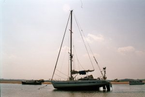 16. We vinden het maat wát spannend, nu het roer en het daggerboard droogvallen