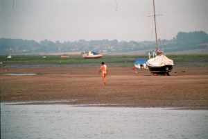 17. De schipper waant zich alleen in The Pit en gaat als Adam zijn benen strekken op de platen