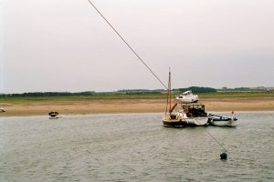 19. Er wordt zwaar onweer met windstoten verwacht. We brengen een lijn vanuit de masttop uit naar een anker aan de windkant. Deze stunt halen we met Arka! nooit meer uit, want de boot ligt als een huis op anker!