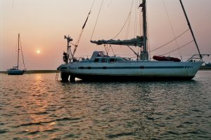 21. De zon gaat onder, The Pit valt droog, er is niemand meer te bekennen. We genieten in ons uppie van de ondergaande zon