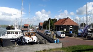 8. We meerden in ons zeilverleden het liefst in de oude haven af. Vooral in de winter. Dan had die stille havenkom wel wat. We vonden het afmeren aan de meldsteiger om de hoek voor de moderne Marina niet zo ons ding. Dan kregen we direct een té benauwd gevoel 