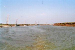 25. Langs Blakeney Channel liggen tal van kleine (zeil)bootjes in de modder getrokken. Mooie natuurlijke ligplekken