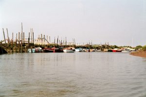 25. We kijken onze ogen uit, want ook hier worden we opnieuw verrast door het aantal bootjes. Zeker in zo'n kleine rivier, die helemaal droogvalt 