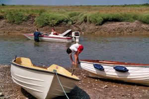 28. Uit de bijboot stappen en aan wal komen is een uitdaging apart. We lachen, gieren, brullen, want we zakken tot onze knieën in de blubber. Daarom dragen die Engelsen allemaal waterschoenen!