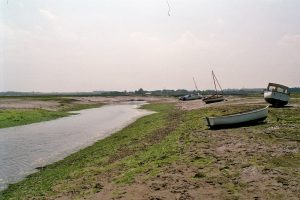 27. We komen aan het eind van de Channel en lopen verder naar het dorpje, dat één terras telt vol met Engelsen die in de volle zon van een pint genieten