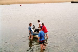 31. Zij willen onze boot wel eens van buiten en binnen zien en nodigen zichzelf uit. Om 10 uur zitten we aan het bier, want koffie? Het is zondag én vakantie? Are you daft?