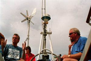 33. Het bier stijgt en de stemming navenant. Nadat zij Våghals uitgebreid hebben bekeken, steken we over naar de boot van de Engelsen. Een monument van een motorboot, die niet meer vaart, maar als weekendboot dienstdoet. Het interieur is nog origineel. Ik zie het na 10 jaar nóg voor mij. Een keukentje met handgeschilderde antieke tegeltjes