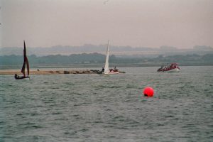 5. Blakeney leeft alleen rond hoog water. Kleine bootjes zeilen naar buiten. Jim, de "havenmeester", komt met zijn robbenboot om de hoek met gasten