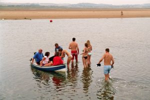 36. We eindigen onze rondgang weer op Våghals, waar we vrolijk veder gaan met bier drinken. Totdat er een paar bevallige Franse dames langskomen, die om hulp vragen. Ze kunnen The Pit niet meer droog oversteken, omdat ze zich in het tij hebben vergist. De mannen willen best voor schipper spelen ;-)