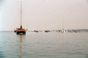 6. Zodra we om de hoek komen, zien we tot onze verrassing tientallen bootjes op anker liggen. Een volle anker-haven!