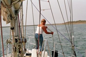 9. Tijdens het ankeren hebben we nog 2.60 m onder de kiel. Volgens Jim houden we nog iets water onder de kiel in The Pit, maar dat pakt anders uit