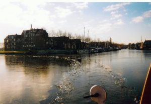 Een spoor trekken in het ijs terwijl we met 't Spant de haven van Medemblik verlaten