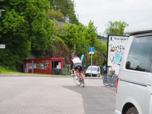 Op zaterdag 28 mei snappen we waarom we 's nachts wakker zijn gehouden. Het is de Wielerronde van Kristiansand. Om4.30 uur kwamen de eerste fietsers langs onze VW-bus zich warm rijden!