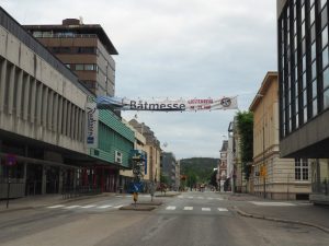 Op weg naar de ferry "Kristiansand-Hirtshals" wordt het nóg duidelijker, waarom ook alle terrassen vrijdagavond vol zaten. Het is dit weekend Båtmesse 