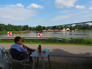 6. We strijken neer in Hochdonn aan het Kielerkanaal, naast de pont, de spoorbrug, het fietspad. Kortom: we zijn bermtoerisme geworden