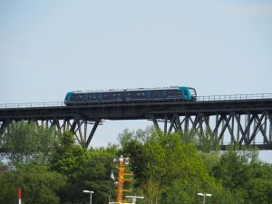 Over de spoorbrug razen treinen af en aan