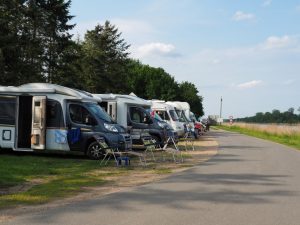 11. Nooit gedacht na onze 1e VW-vakantie in Noorwegen, waar we overal alleen stonden, dat we nog in zo'n rijtje zouden eindigen. Als ieniemienie in dit gezelschap!