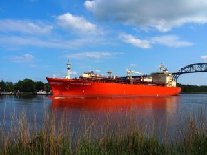 12. Toch een bijzondere plek, met dergelijke tankers voor onze deur langs. We wilden ooit eens fietsen langs het Kielerkanaal. De fietsen hebben we niet bij ons, maar dit is een leuk begin!