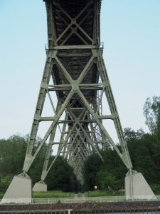 20. Wat doe je als bermtoerist? Je gaat je benen eens strekken, bijv. om de onderkant van de spoorbrug te bekijken. Er schoten een paar dikke vette kanaalratten te water. Helaas was ik te laat met fotograferen