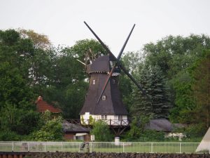 22. Om de hoek staat ook nog een fraaie molen. Best mooi hier!