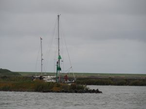 2. Daar komen ze aan! Mazzel met schutten van de sluis met de YE83 mee. Deze boot vaart wekelijks in het mosselseizoen achter ons huis langs naar de werkkade bij het Leemansgemaal