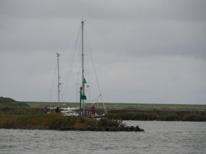 2. Daar komen ze aan! Mazzel met schutten van de sluis met de YE83 mee. Deze boot vaart wekelijks in het mosselseizoen achter ons huis langs naar de werkkade bij het Leemansgemaal