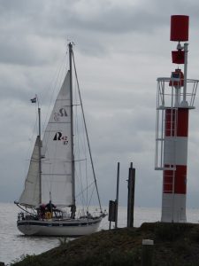 12. Langs het havenhoofd van de Marina Den Oever