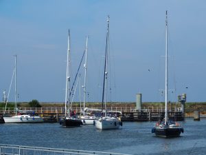 1. Nee, we zijn niet te water, maar kijken vanaf de Afsluitdijk bij Kornwerderzand naar de boten die vanaf Harlingen binnen lopen. Heerlijk rustig om het spektakelvanaf de wal te bezien 