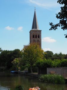 7. De jongens van de Kameleon dobberen langzaam naar de kerk in Tzummarum, alwaar de bakker ook melk, kaas en vlees verkoopt!