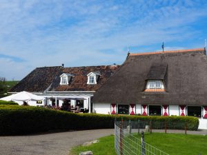 20. En dan zijn we bij ons reisdoel, eigenlijk vlak bij huis, aan de andere kant van de Afsluitdijk. Namelijk het dijkdorpje De Zwarte Haan, met gratis kampeerplekken (zonder voorzieningen). 