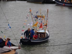 11. Dit bootje is gebouwd door een 18-jarige Den Oevenaar. Hij heeft de pers aan boord en krost overal tussen door