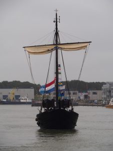 13. Dit oude Koggenschip had zondag blijkbaar mensen aan boord in gepaste kleding. Dát liepen wij dus mis