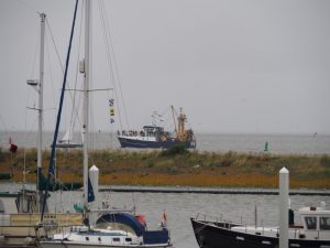 17. De 1e zeilboot komt van Texel binnen en kruist de 1e vissersboot van de Vlootschouw