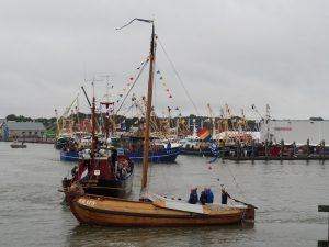 20. Op Den Oever wordt de oude houten vloot zeilend gehouden