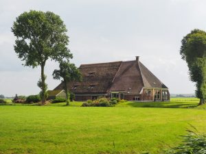 21. Aan de overkant van de landweg staat deze fraaie monumentale boerderij. Fries en statig te zijn